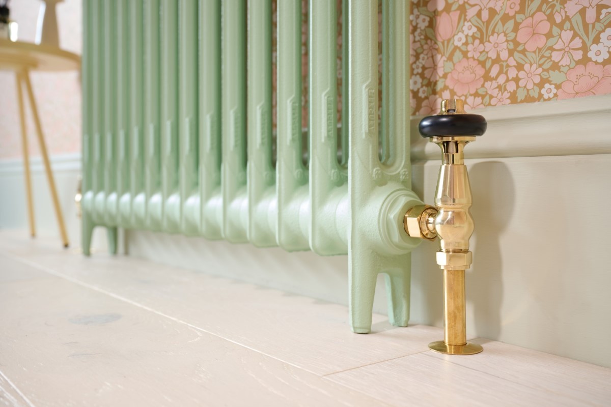 Windsor Angled TRV w wykończeniu z nielakierowanego mosiądzu z Mercury 2 w kolorze Little Greene Peagreen