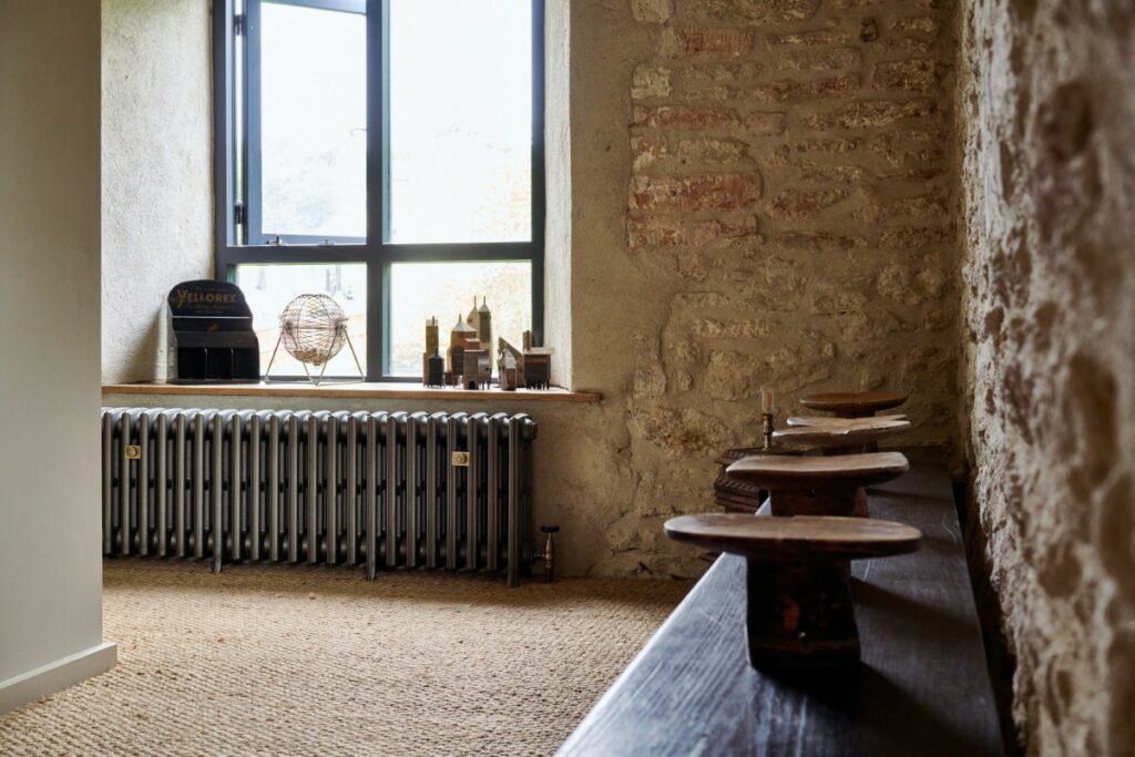 Water-source heat pump system with Castrads cast iron radiators