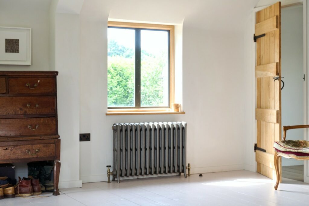 Water-source heat pump system with Castrads cast iron radiators