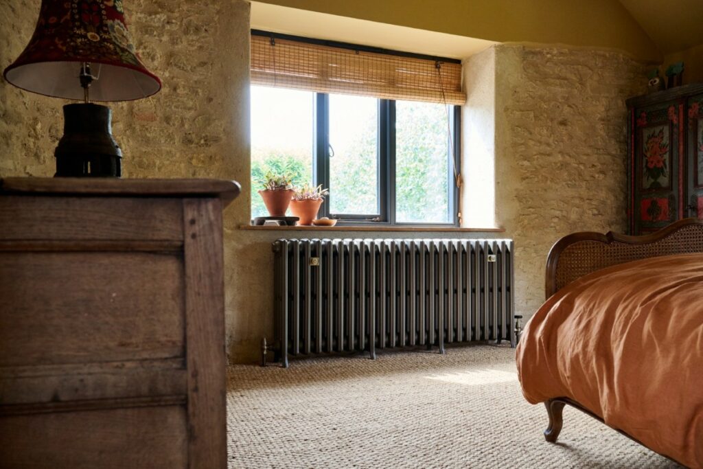 Water-source heat pump system with Castrads cast iron radiators