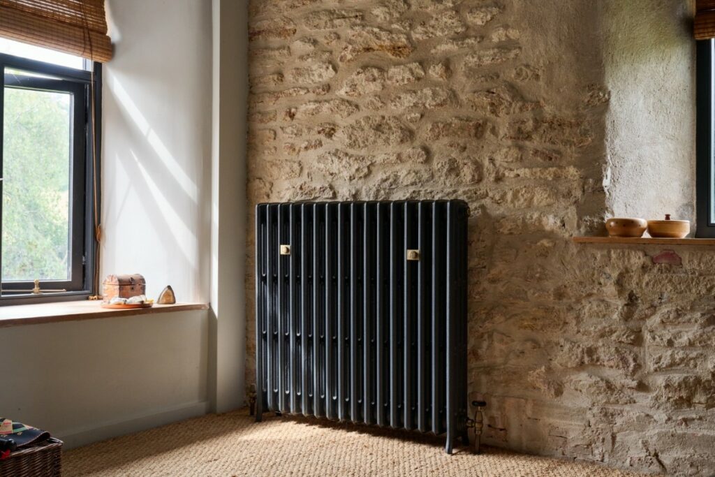 Water-source heat pump system with Castrads cast iron radiators