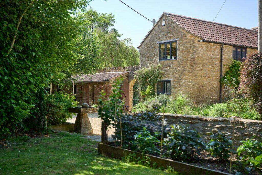 Water-source heat pump system with Castrads cast iron radiators