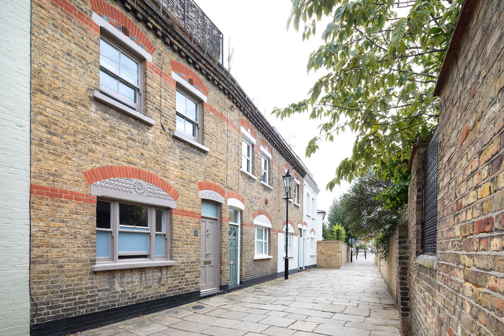 Cottage in Putney London with Castrads cast iron radiators
